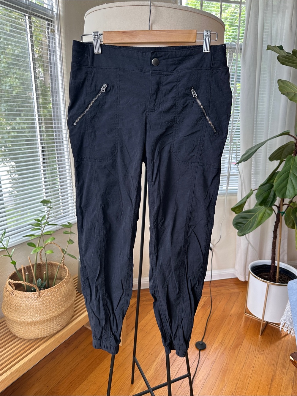 Athleta Trekkie Jogger in Black size 8